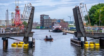 Nieuwe brug geopend op Willemsoord